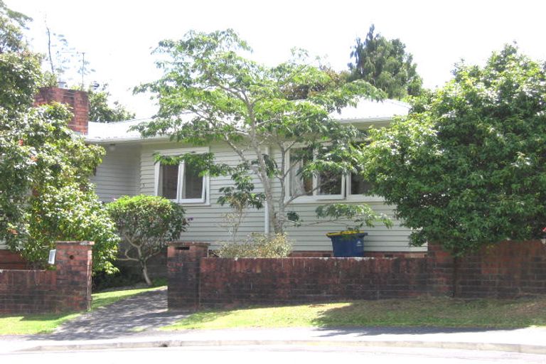 Photo of property in 5 Cronin Place, Beach Haven, Auckland, 0626