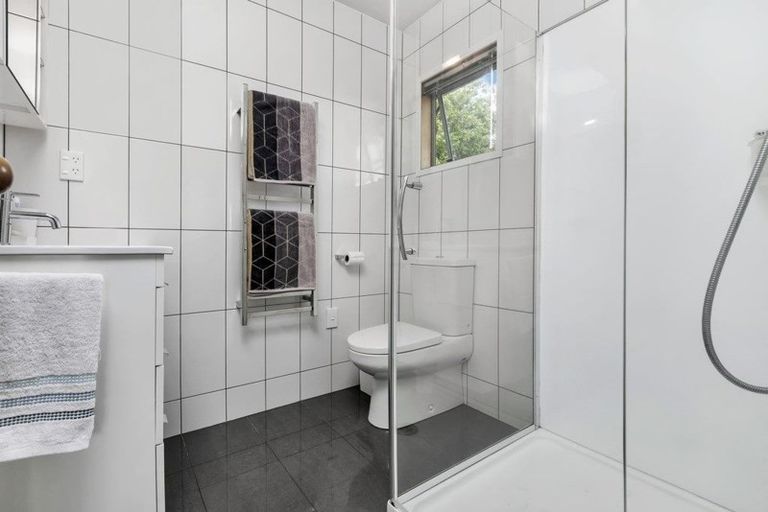 Photo of property in 2/143a Mokoia Road, Birkenhead, Auckland, 0626