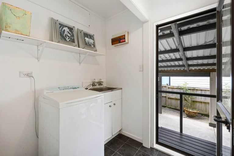 Photo of property in 2/34 Tupaki Place, Pakuranga Heights, Auckland, 2010