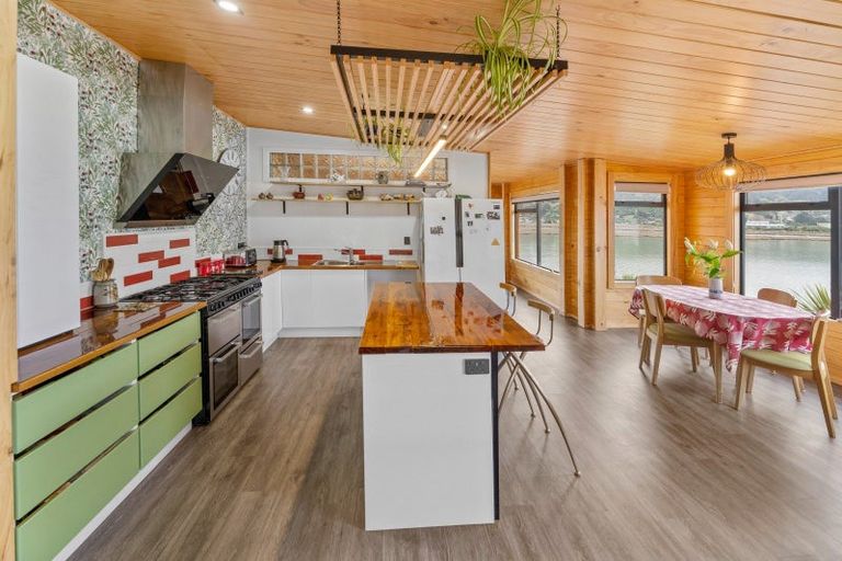 Photo of property in 127 Queen Charlotte Drive, Havelock, Picton, 7281