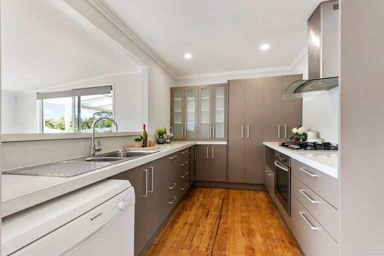 Photo of property in 24 La Rosa Street, Green Bay, Auckland, 0604