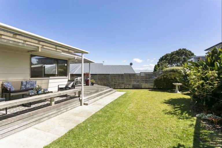 Photo of property in 2/56 Ridgemount Rise, Mangere Bridge, Auckland, 2022