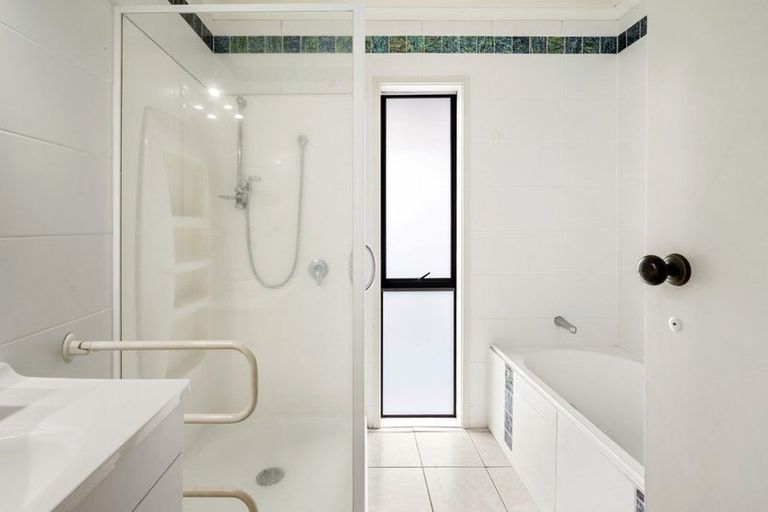 Photo of property in 1/14 Ridge Road, Waiake, Auckland, 0630