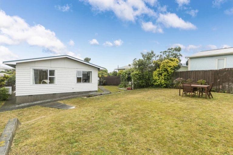 Photo of property in 3 Alder Place, Newlands, Wellington, 6037