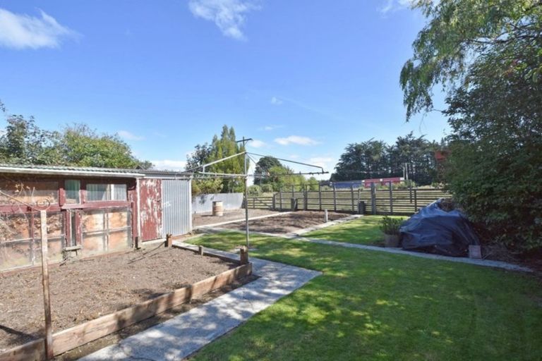 Photo of property in 70 Seaward Road, Edendale, 9825