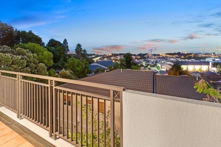 Photo of property in 8/11 Spencer Road, Oteha, Auckland, 0632