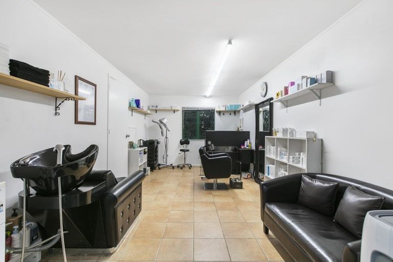 Photo of property in 1 Whangaparaoa Road, Red Beach, 0932