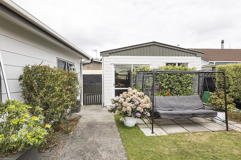 Photo of property in 17 Cargill Grove, Kelvin Grove, Palmerston North, 4414