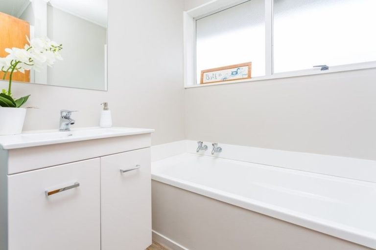 Photo of property in 60 Denise Crescent, Hornby, Christchurch, 8042