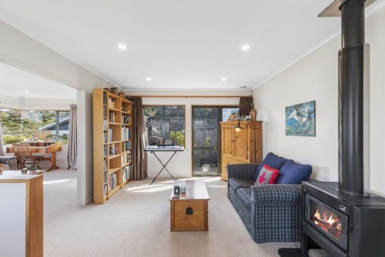 Photo of property in 8a Pekanga Road, Normandale, Lower Hutt, 5010