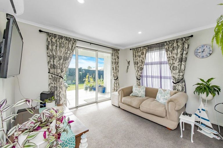 Photo of property in 21 Shillingford Boulevard, Rolleston, 7615