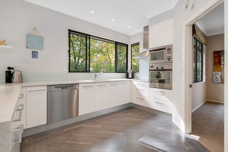 Photo of property in 12 Hobbs Road, Matakatia, Whangaparaoa, 0930