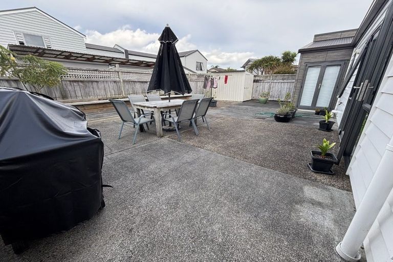 Photo of property in 33 Vinograd Drive, Te Atatu Peninsula, Auckland, 0610
