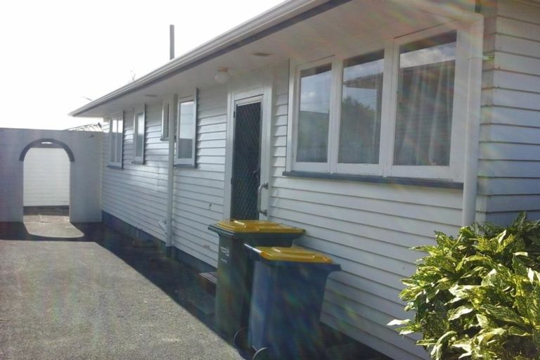 Photo of property in 14 Harmel Road, Glendene, Auckland, 0602