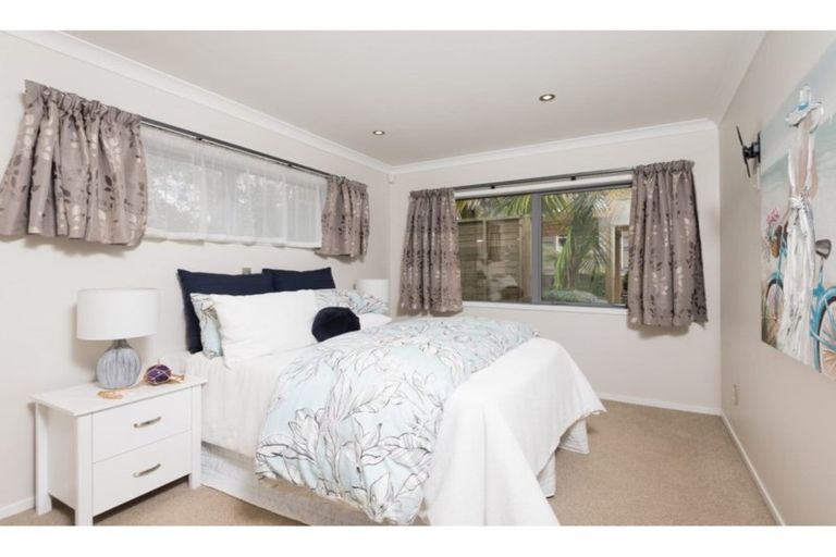 Photo of property in 39 Royal View Road, Te Atatu South, Auckland, 0610