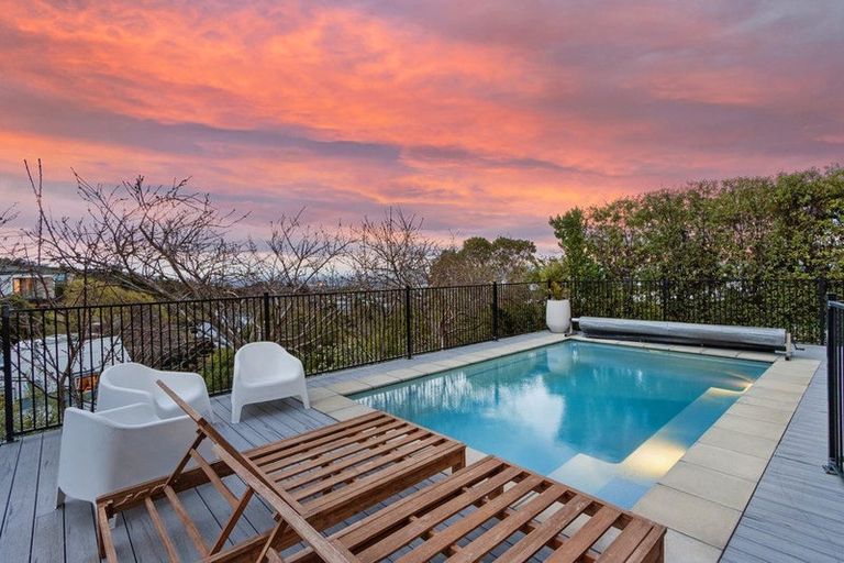 Photo of property in 19 Luxton Place, Mount Pleasant, Christchurch, 8081