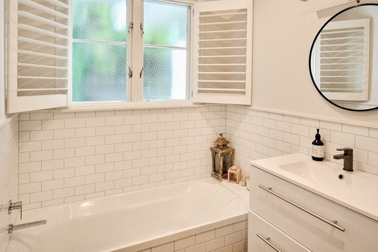 Photo of property in 9 Mana View Road, Paremata, Porirua, 5026