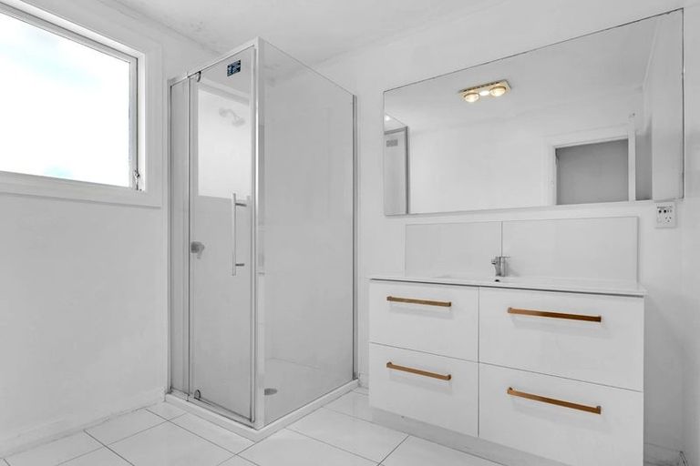 Photo of property in 6 Glenvil Lane, Te Atatu Peninsula, Auckland, 0610