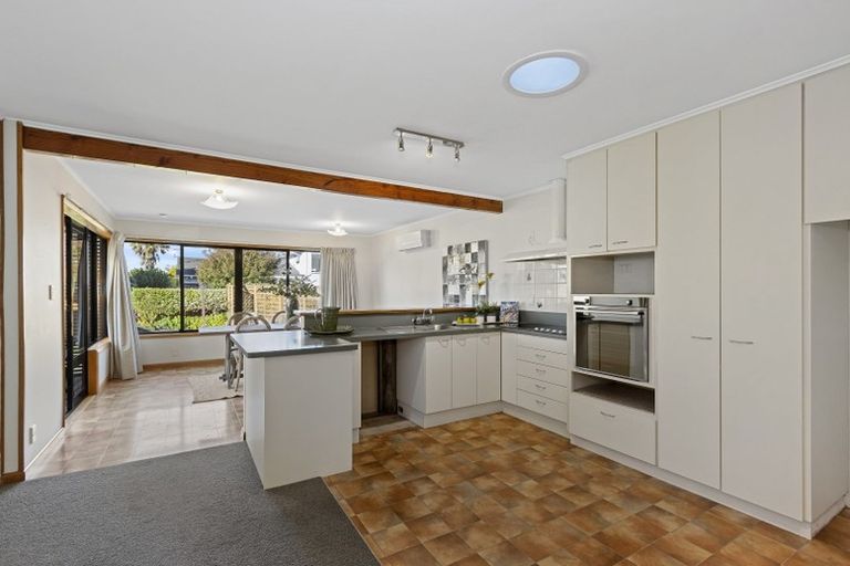 Photo of property in 37 Middlepark Road, Sockburn, Christchurch, 8042