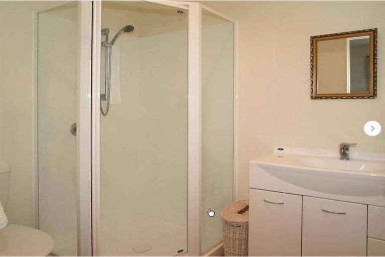 Photo of property in 2 Stella Grove, Newlands, Wellington, 6037