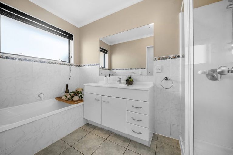 Photo of property in 11 Cognac Place, Henderson, Auckland, 0612