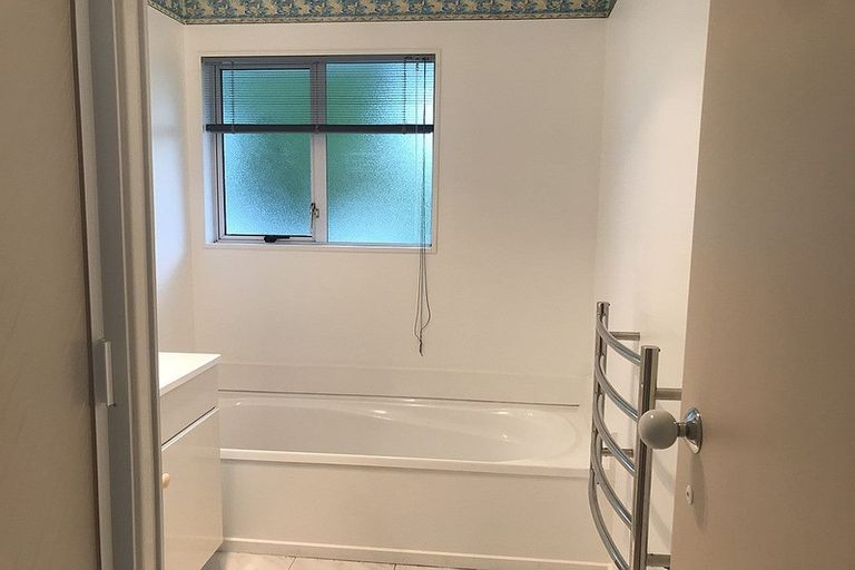 Photo of property in 35 Rifleman Rise, Unsworth Heights, Auckland, 0632