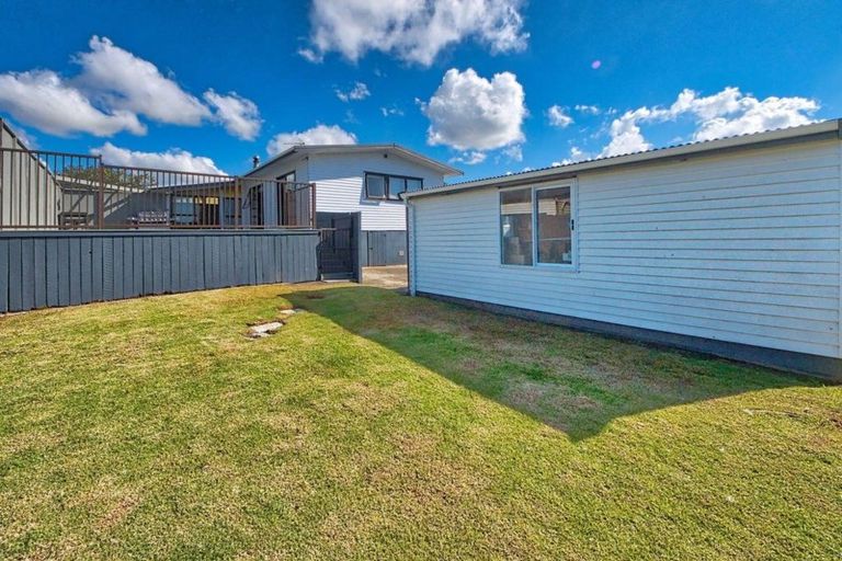 Photo of property in 15 Bodi Place, Te Atatu South, Auckland, 0610