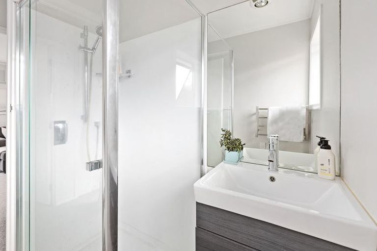 Photo of property in 1/20 Gladys Avenue, Glenfield, Auckland, 0629