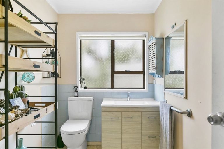 Photo of property in 1/2 Salem Place, Torbay, Auckland, 0630