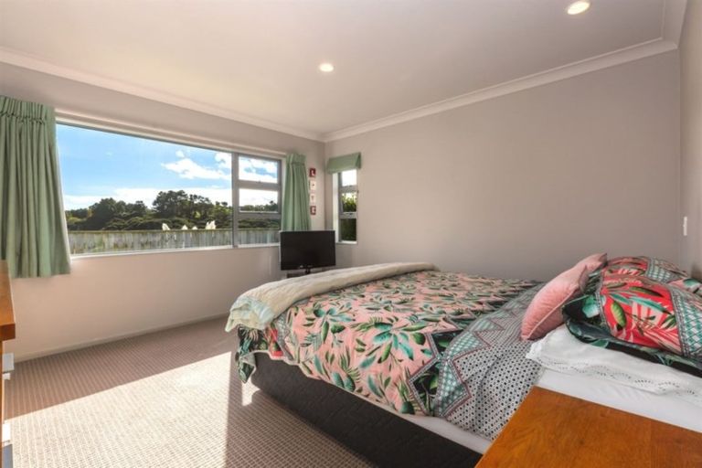 Photo of property in 2 Gennaker Lane, Whitby, Porirua, 5024