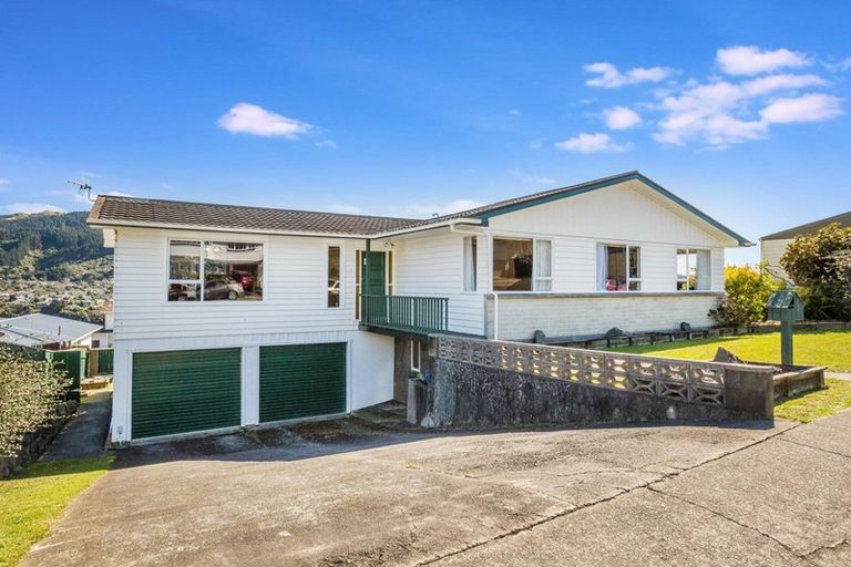 Photo of property in 2 Spicer Place, Tawa, Wellington, 5028