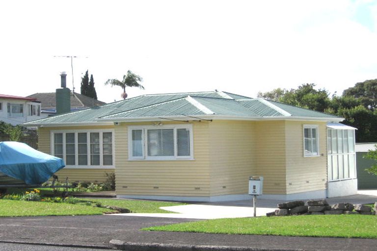 Photo of property in 2 Covil Avenue, Te Atatu South, Auckland, 0610