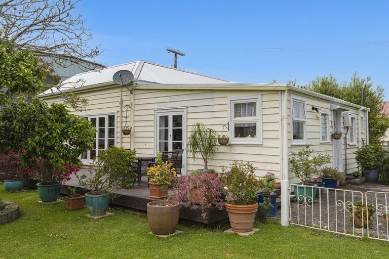Photo of property in 16 George Street, Hikurangi, 0114