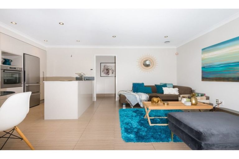 Photo of property in 39 Royal View Road, Te Atatu South, Auckland, 0610