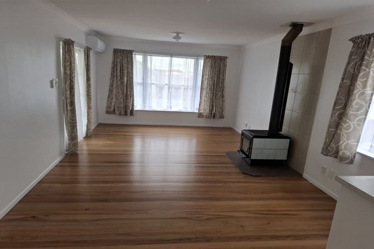 Photo of property in 28 Plumley Crescent, Mangere, Auckland, 2022