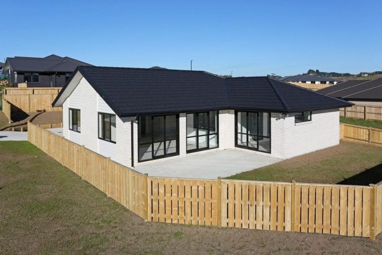 Photo of property in 2 Lippiatt Crescent, Pokeno, 2402