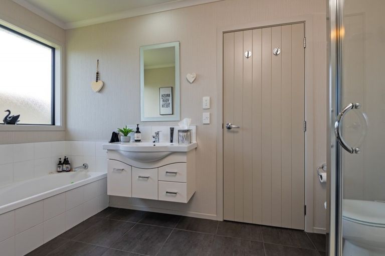 Photo of property in 4 Angelina Way, Kelvin Grove, Palmerston North, 4414