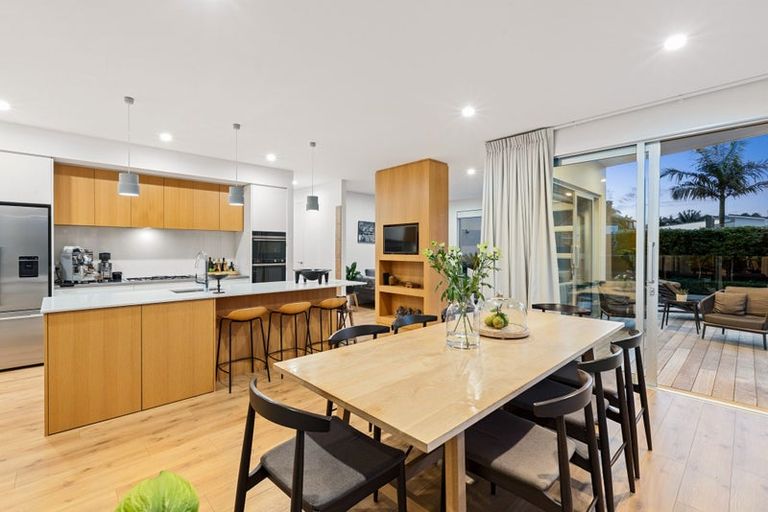 Photo of property in 52 Walton Street, Red Beach, 0932