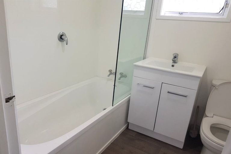 Photo of property in 1/16 Diana Drive, Glenfield, Auckland, 0627