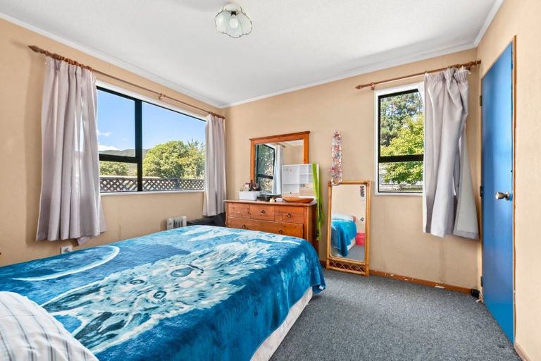 Photo of property in 2 Bogle Grove, Stokes Valley, Lower Hutt, 5019