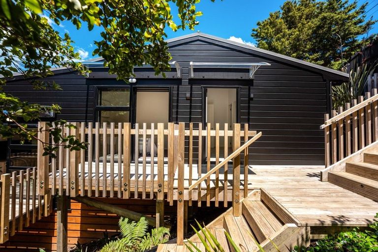 Photo of property in 11 Lannan Road, Surfdale, Waiheke Island, 1081