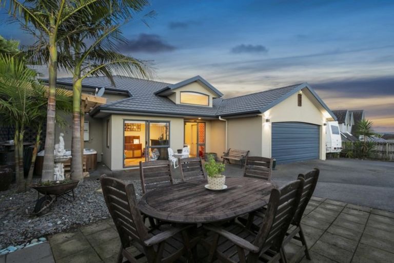 Photo of property in 11 Dorchester Place, Orewa, 0931