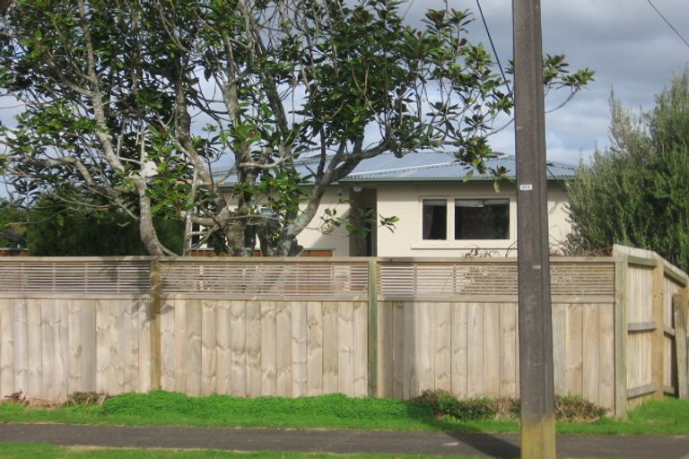 Photo of property in 186 Waimumu Road, Massey, Auckland, 0614