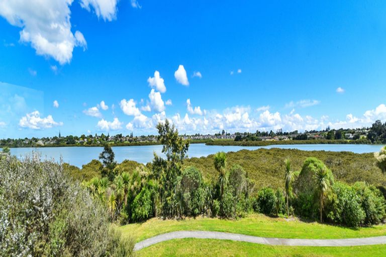 Photo of property in 16 Stranraer Crescent, Wattle Downs, Auckland, 2103