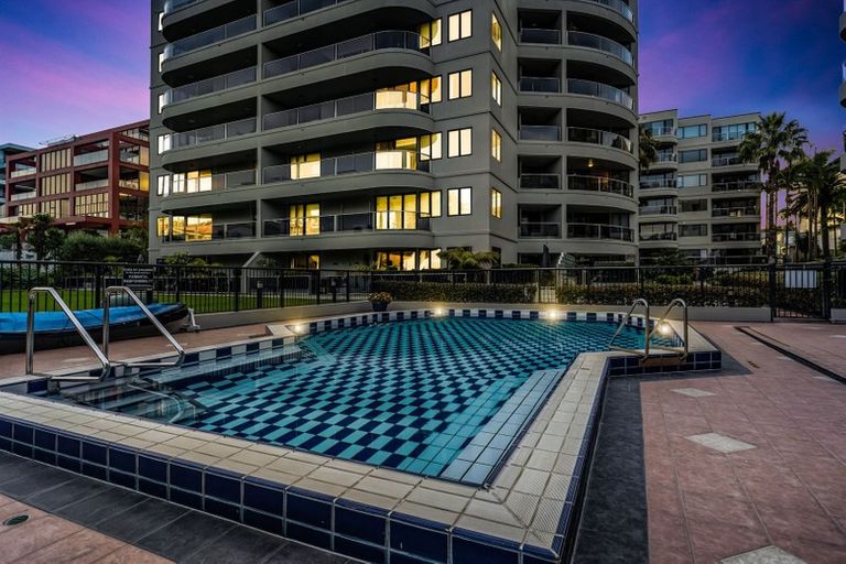 Photo of property in 2c/173 Hurstmere Road, Takapuna, Auckland, 0622