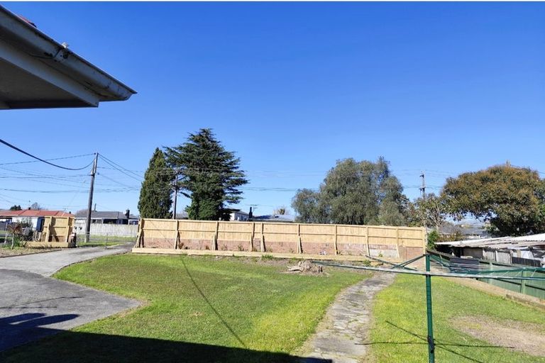 Photo of property in 26 Larnoch Road, Henderson, Auckland, 0610