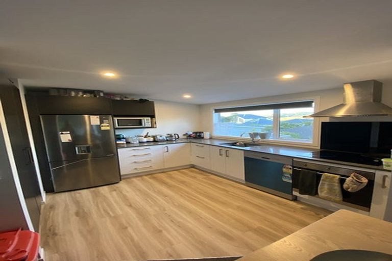 Photo of property in 3b Hillview Crescent, Paparangi, Wellington, 6037