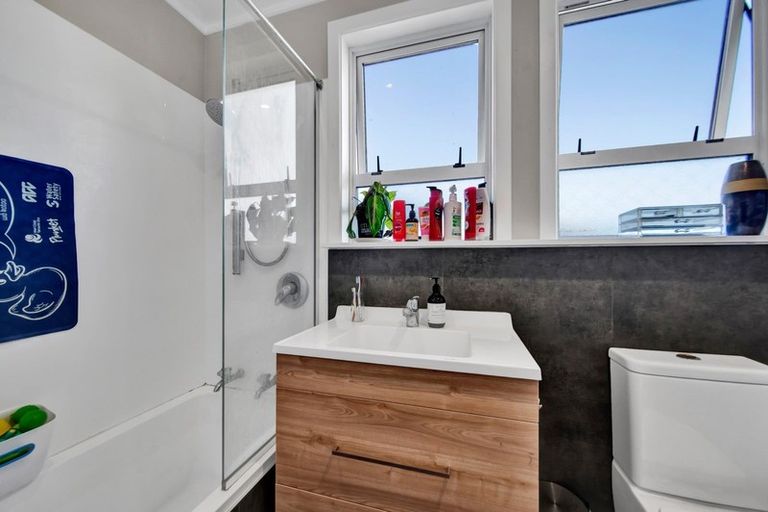 Photo of property in 3 Vancouver Place, Marfell, New Plymouth, 4310