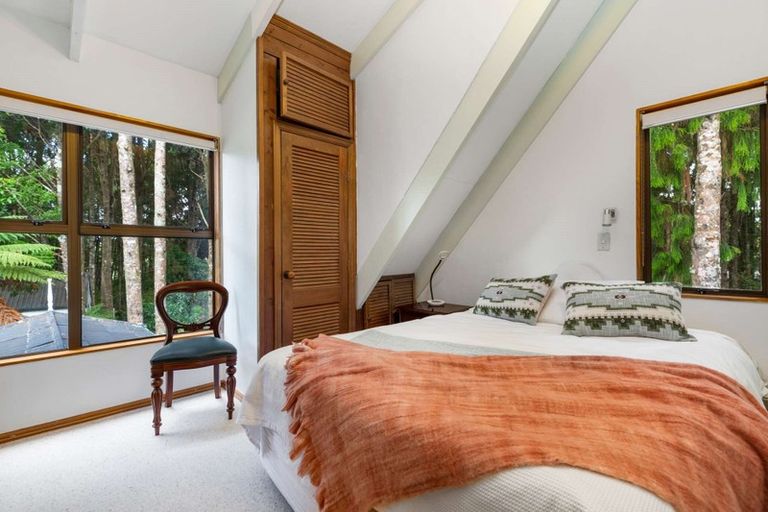 Photo of property in 25 Napuka Road, Henderson Valley, Auckland, 0612