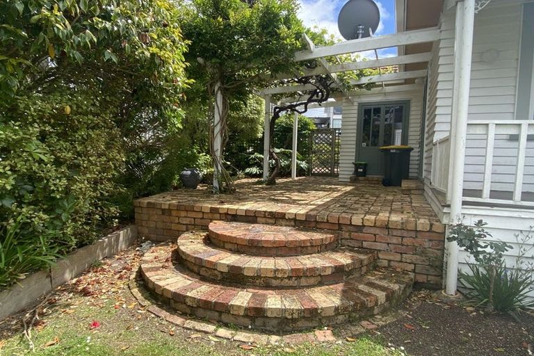 Photo of property in 2 Clifton Road, Waiake, Auckland, 0630
